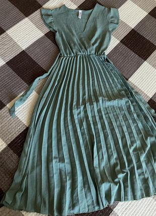 Зеленое платье миди плисе с коротким рукавом