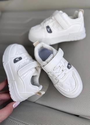 Білі кросівки для дівчинки