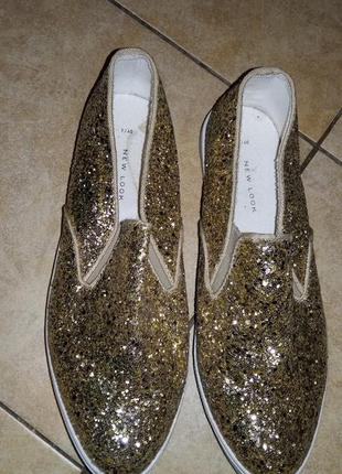 Продам новые стильные слипоны в пайетках