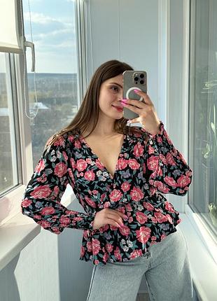 Красива блуза в квітковий принт з обʼємними рукавами 1+1=3