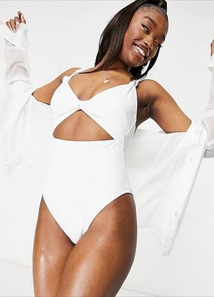 Відрядний білий купальник з вирізом asos