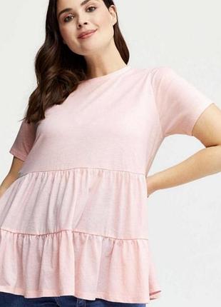 Футболка пудрового кольору з оборками.