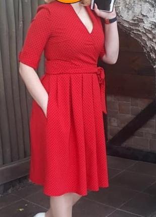 Платья красное в чёрный горох
