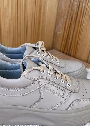 Шкіряні кросівки