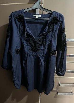 Блуза з вишивкою