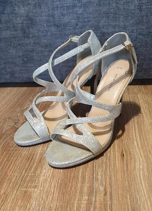 Босоножки серебряные блестящие new look 39