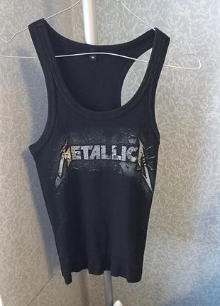 Майка з написом metallica.