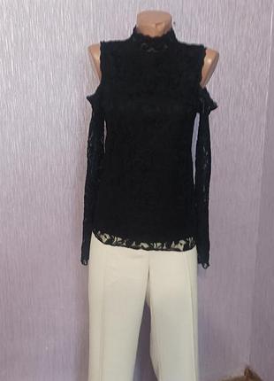 Блузка с обнаженными плечами