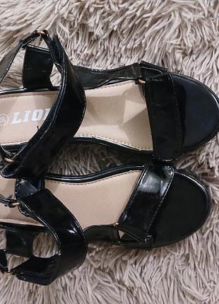 Черные стильные босоножки