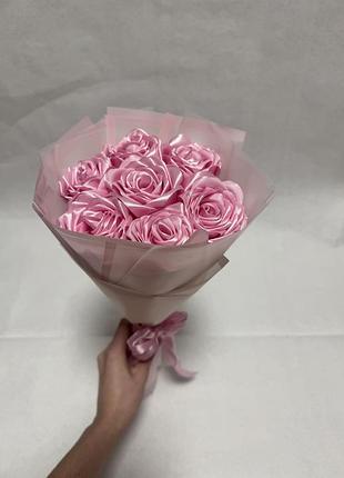 Букет из атласных розовых роз