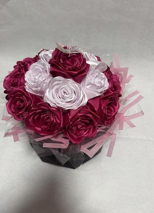 Букет из атласных роз с бабочкой