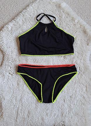 Купальник с яркой окантовкой