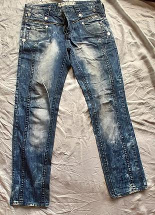 Мужские джинсы голубого цвета,варенки,размер л