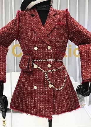 Твидовый красный жакет платья на внутренних спрятанных пуговицах, также в комплекте идет пояс