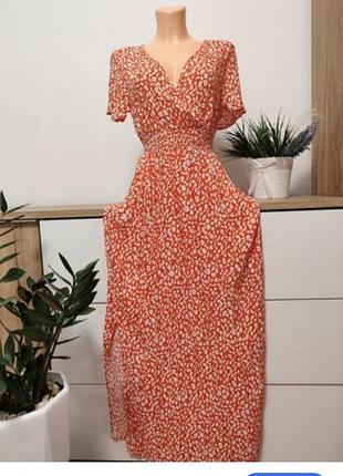 Платье легкое из вискозы с рукавами -кпылышками в цветочек.