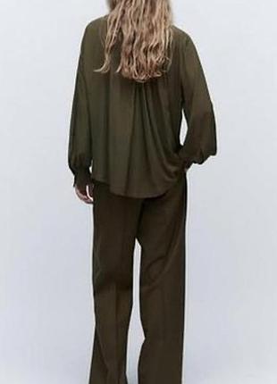 Свободная объемная блузка от zara. ткань легкая, летающая, не просвечивающая. широкие, удобные рукава реглан. размер : м стан: идеальный