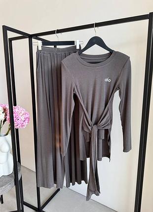 Брендовый спортивный костюм весна