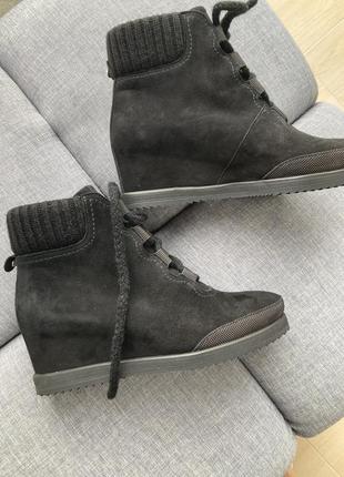 Боти, боти, чоботи, снікерси