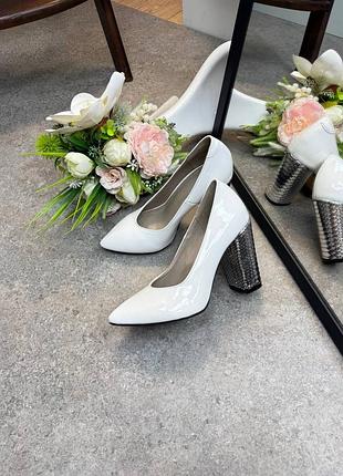Білі лакові туфлі човники з блискучим каблуком