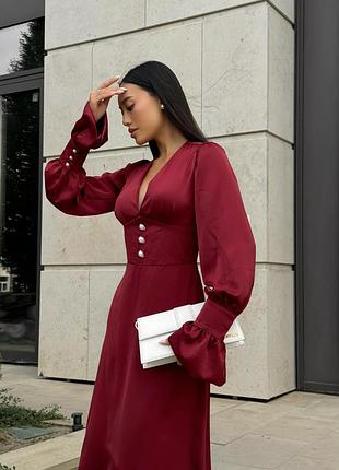 Сатиновое платье с декольте