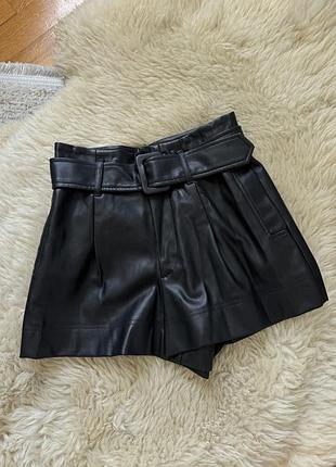 Кожаные шорты от zara, размер xs