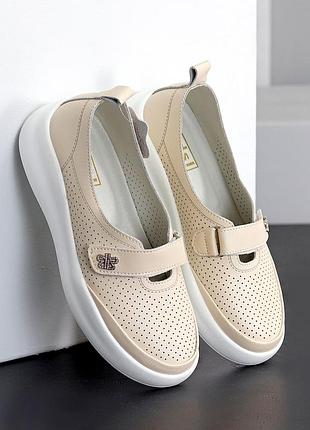 Мягкие удобные кожаные бежевые слипоны на липучке с перфорацией 23894