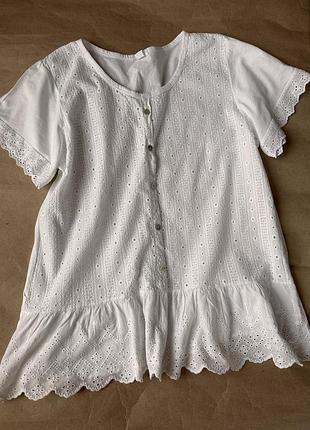 Белая футболка с прошвой