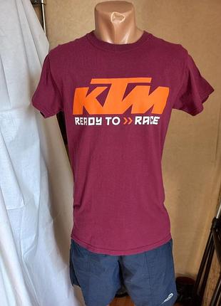 Червона футболка з текстом ktm ready to race