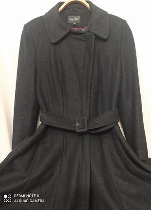 Эффектное расклешенное черное пальто букле (12 клинов), приталенное, можно носить с прядкой, на молнии