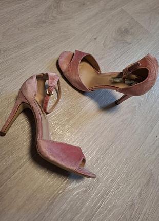 Стильні зручні босоніжки!