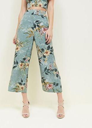 Оригінальні яскраві широкі шовковисті брюки кюлоти від бренду new look