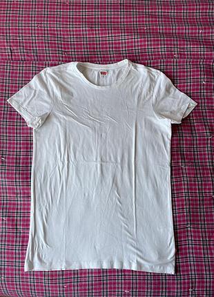 Базовая футболка levi’s. размер л