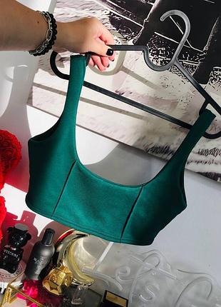Кроп топ на молнии prettylittlething