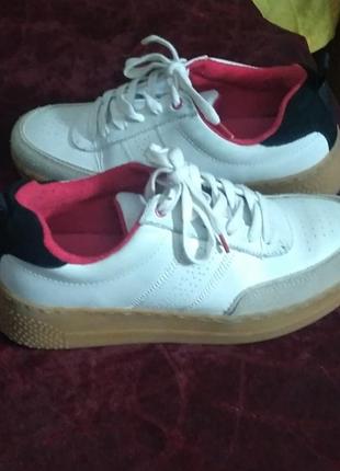 Кроссовки женские