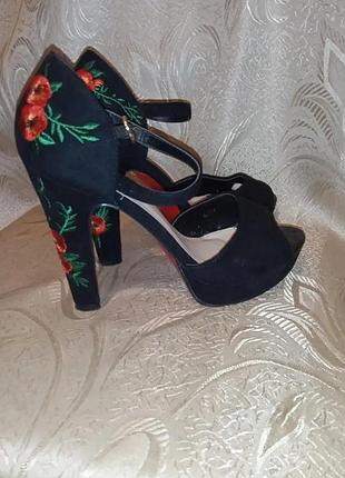 Босоніжки святкові