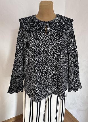 Брендова блуза з вишивкою