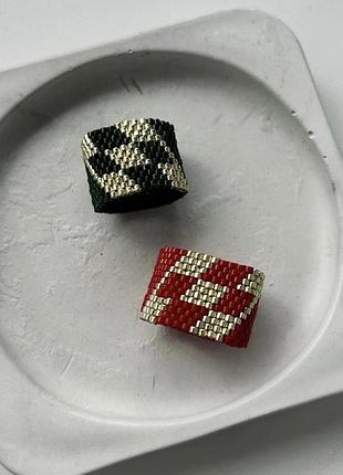 Вишукані кільця з бісеру із золотом