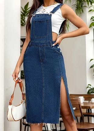 Джинсовый сарафан с разрезом на ножку