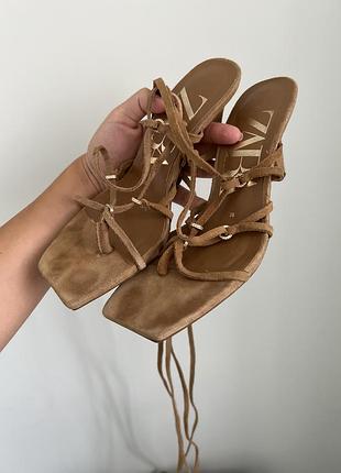 Замшеві босоніжки zara