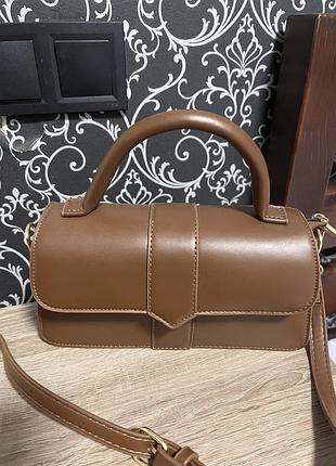 Маленька коричнева сумочка