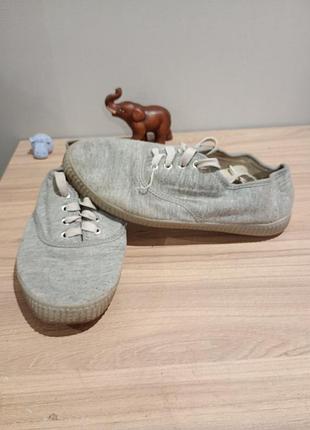 Спортивные туфли