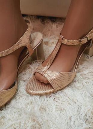 Золотые босоножки на каблуке