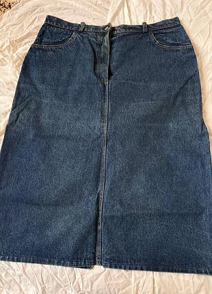 Джинсовая женская юбка с рисунком и разрезом