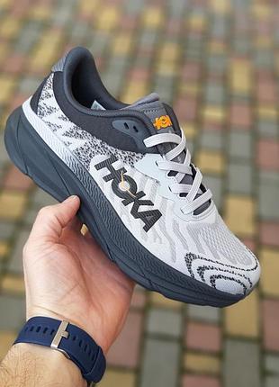Мужские стильные кроссовки. hoka one challenger atr 7. свет серые на темной.