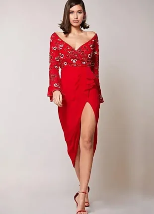Шикарное красное платье декориронное бисером