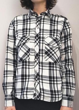 Чорно-біла жіноча сорочка у клітинку
