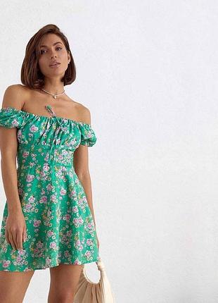 Женское яркое цветочное платье с красивым вырезом