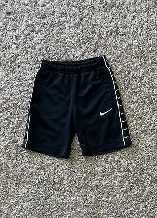 Спортивные шорты nike 128-137 размера.