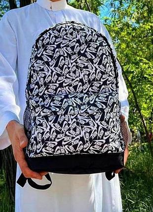 Рюкзак чорно білий з принтом найк