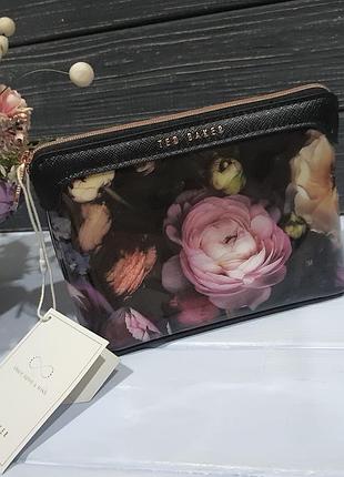 Лаковая косметичка ted baker в цветочный принт.